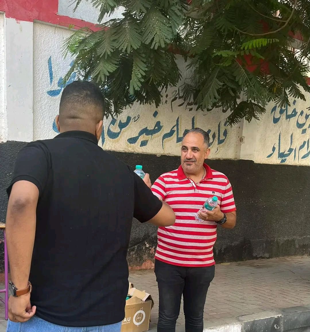 1755511346533 تدريب تعليم الفيوم: استمرار توزيع المياه والشيكولاتة على طلاب الثانوية العامة قبل دخول اللجان موقع في الجامعة