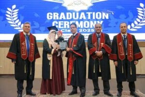 جامعة بنها تحتفل بتخريج دفعة جديدة من طلاب الزراعة.. والجيزاوي يوجه رسالة للخريجين 7 1755722424847 جامعة بنها جامعة بنها تحتفل بتخريج دفعة جديدة من طلاب الزراعة.. والجيزاوي يوجه رسالة للخريجين موقع في الجامعة