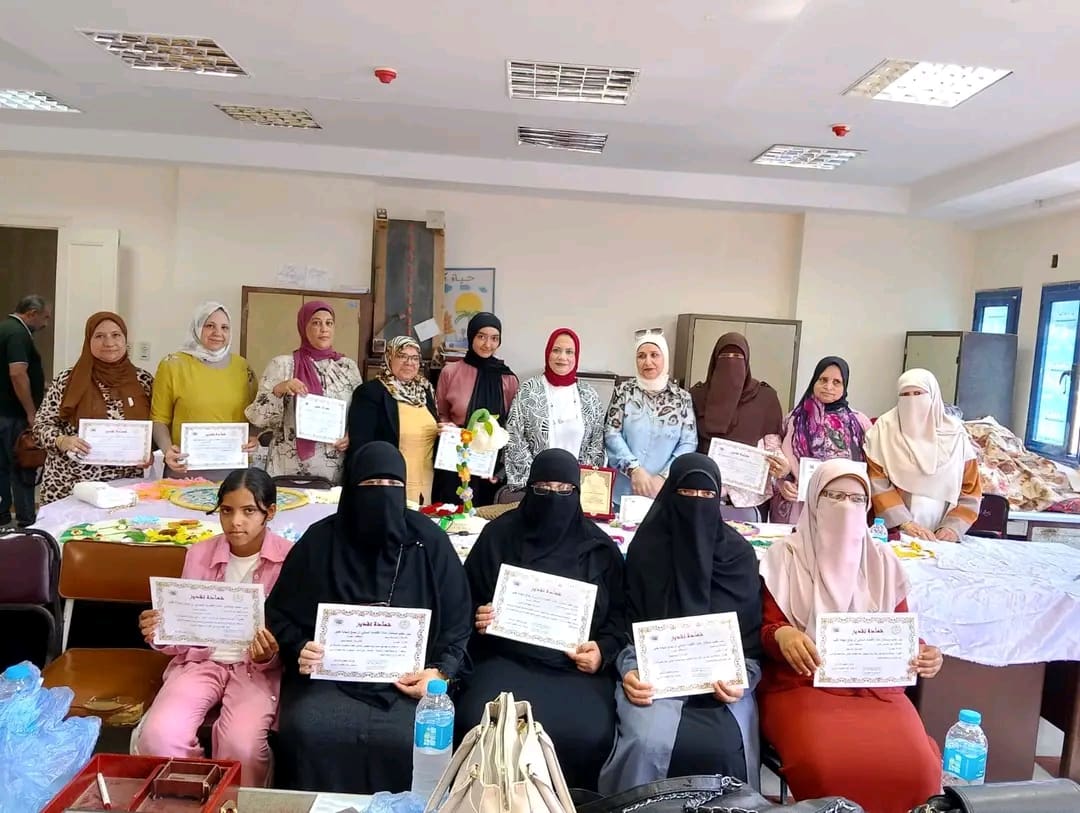 مدير تعليم مطروح تتابع التقييم الوزاري لمسابقات الاقتصاد المنزلي وتكرم الطالبات والمعلمات الفائزات بالمراكز المتقدمة 1 1755769115341 مطروح مدير تعليم مطروح تتابع التقييم الوزاري لمسابقات الاقتصاد المنزلي وتكرم الطالبات والمعلمات الفائزات بالمراكز المتقدمة موقع في الجامعة