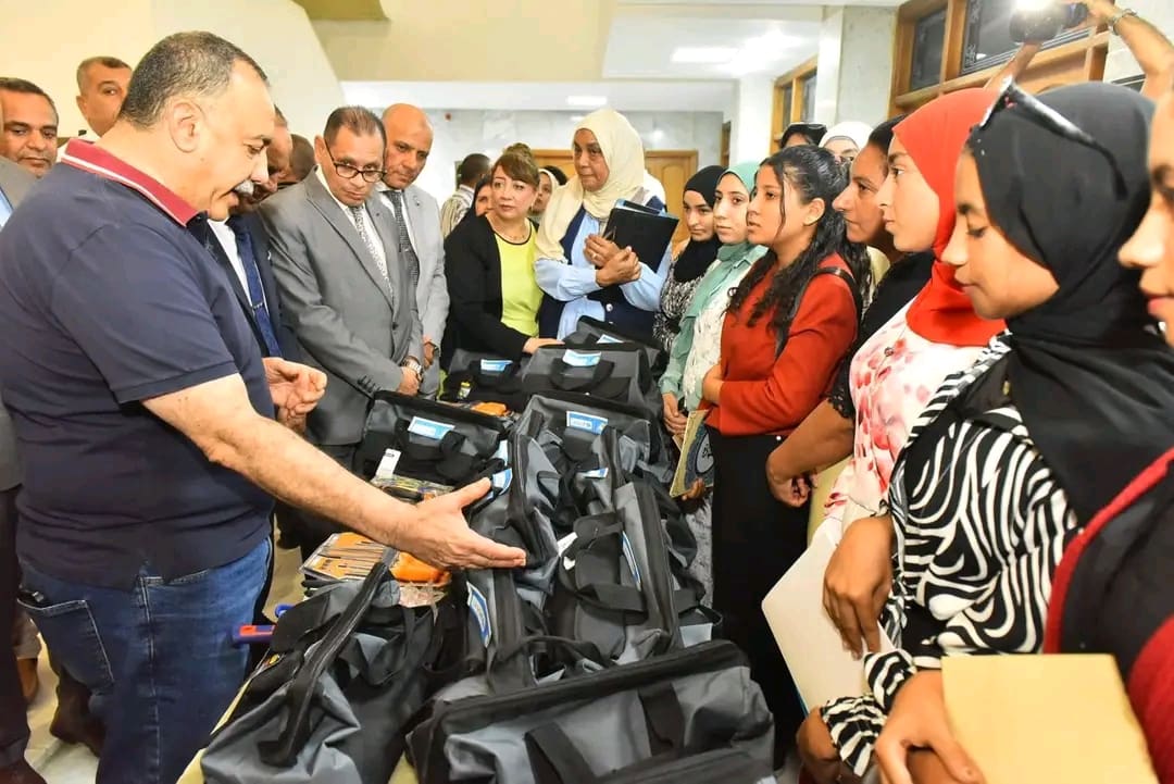 محافظ أسيوط يسلم أدوات سباكة لـ27 طالبة بعد أول تجربة تدريبية بالمدارس الصناعية 1 1755769162750 محافظ أسيوط محافظ أسيوط يسلم أدوات سباكة لـ27 طالبة بعد أول تجربة تدريبية بالمدارس الصناعية موقع في الجامعة