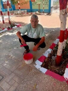 مرتديًا زي العمال.. مدير مدرسة بأسيوط يشارك بيده في دهان الأسوار وتجهيز المدارس قبل العام الدراسي 3 1755938911986 1 أسيوط مرتديًا زي العمال.. مدير مدرسة بأسيوط يشارك بيده في دهان الأسوار وتجهيز المدارس قبل العام الدراسي موقع في الجامعة