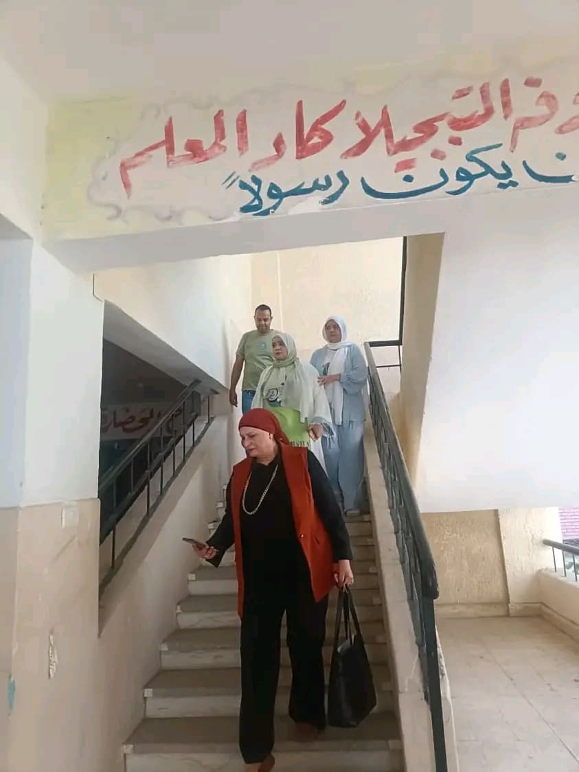 سماح إبراهيم في جولة ميدانية بتعليم السويس: شعار الانضباط والاستعداد الكامل قبل بداية الدراسة 1 1756124564444 سماح سماح إبراهيم في جولة ميدانية بتعليم السويس: شعار الانضباط والاستعداد الكامل قبل بداية الدراسة موقع في الجامعة