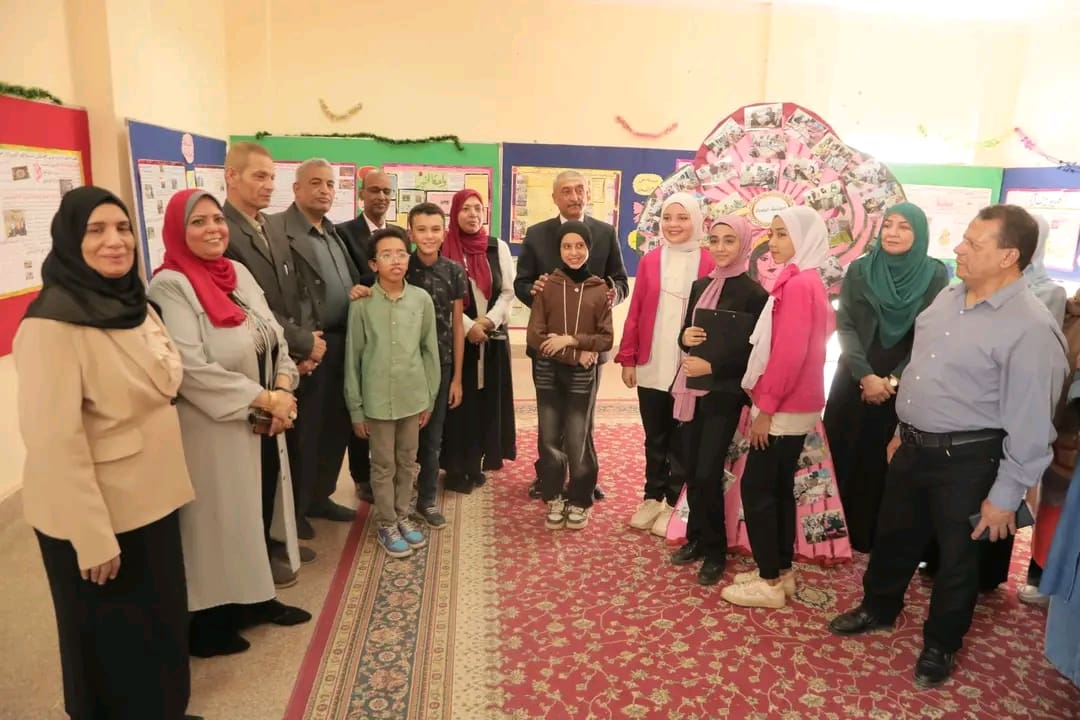 1756640714274 قنا  وكيل تعليم الوادي الجديد يتفقد معرض الصحافة المدرسية ويشيد بإبداعات الطلاب موقع في الجامعة