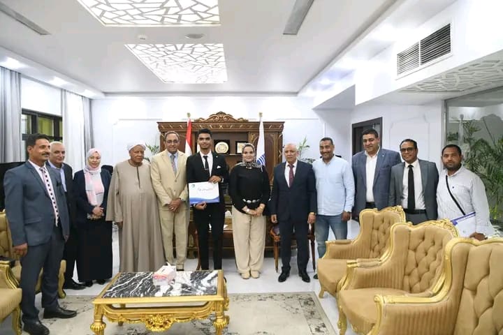 1756651007232 قنا محافظ قنا يسلم عقود عمل لأوائل خريجي مدرسة مياه الشرب والصرف الصحي موقع في الجامعة
