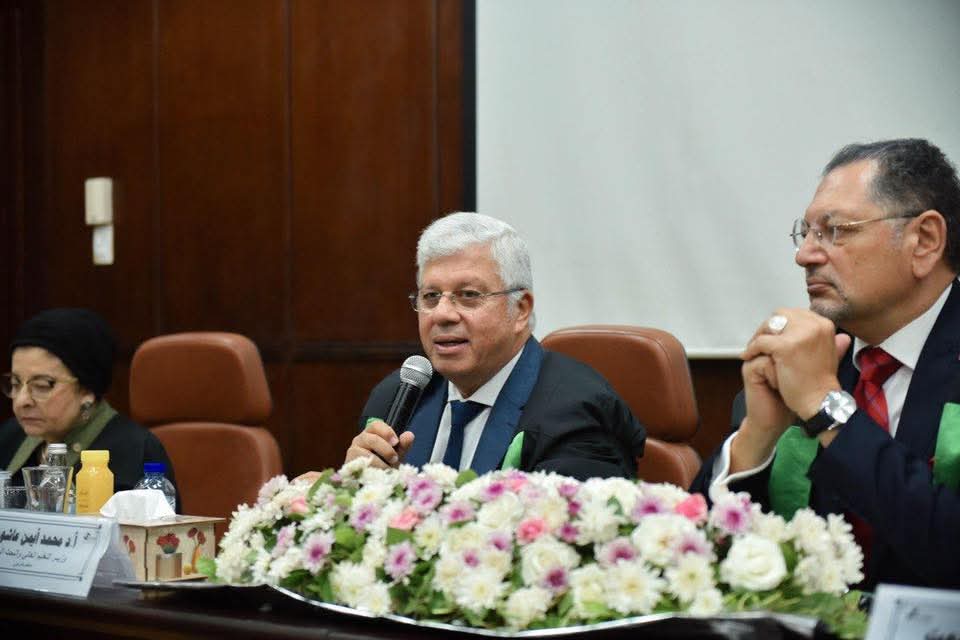 وزير التعليم العالي يناقش رسالة دكتوراه بجامعة القاهرة ويؤكد: الابتكار وريادة الأعمال محور التحول نحو مجتمع معرفي مستدام 1 أيمن عاشور وزير التعليم العالي
