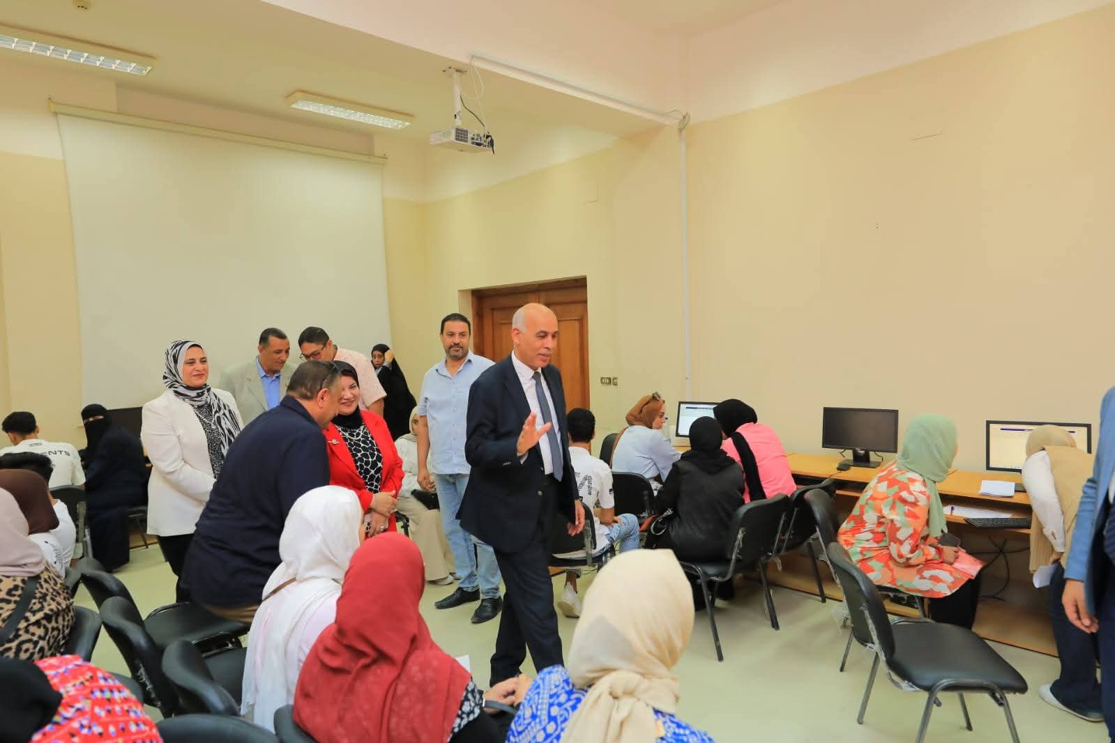 رئيس جامعة كفر الشيخ يتفقد معامل تسجيل رغبات الثانوية العامة بكلية التربية النوعية 1 FB IMG 1754560117477 كفر رئيس جامعة كفر الشيخ يتفقد معامل تسجيل رغبات الثانوية العامة بكلية التربية النوعية موقع في الجامعة