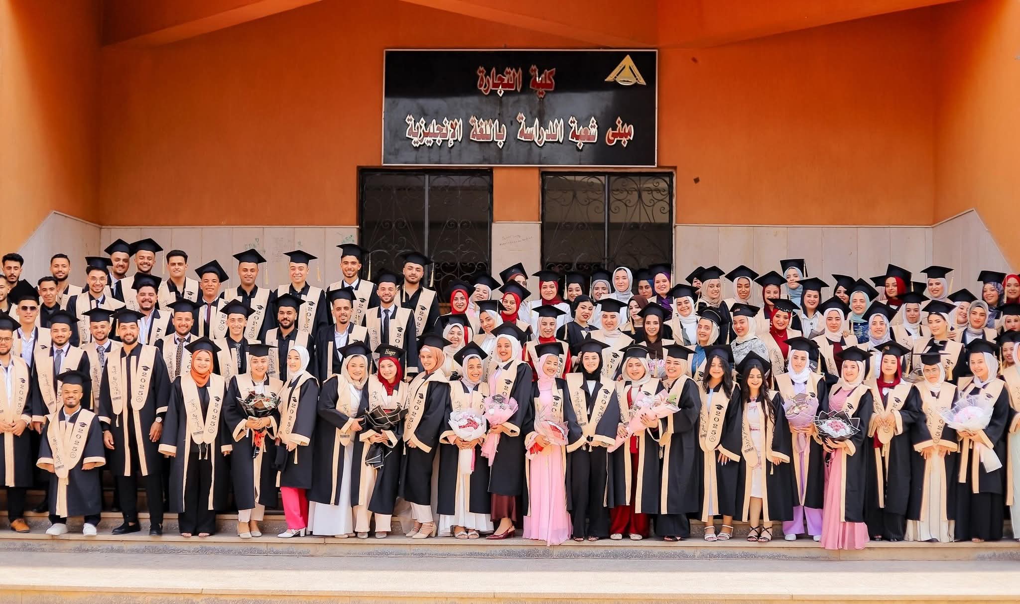 FB IMG 1755090314841 جامعة بنها نائب رئيس جامعة بنها تشهد حفل تخريج دفعة جديدة من طلاب كلية التجارة موقع في الجامعة