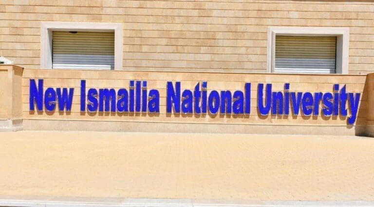 FB IMG 1755090355193 الجامعة البريطانية "الإسماعيلية الجديدة الأهلية" تبدأ استقبال دفعة جديدة بكليتي الصيدلة وتكنولوجيا العلوم الصحية موقع في الجامعة