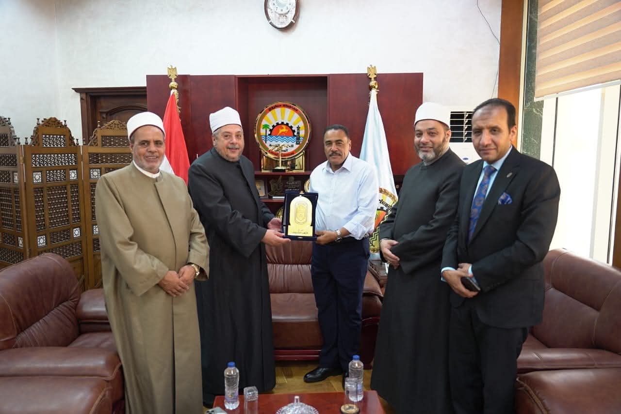FB IMG 1755188050702 صحية رئيس قطاع المعاهد الأزهرية يلتقي محافظ مطروح لبحث سبل تعزيز التعاون المشترك في خدمة طلاب الأزهر بالمحافظة موقع في الجامعة