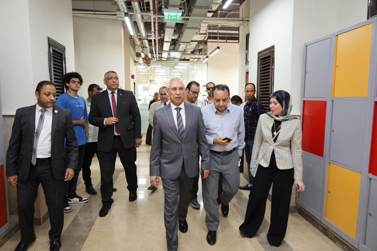 FB IMG 1755450341029 رغبات رئيس جامعة المنيا يتفقد أعمال القيد والتسجيل للمقبولين بجامعة المنيا الأهلية موقع في الجامعة