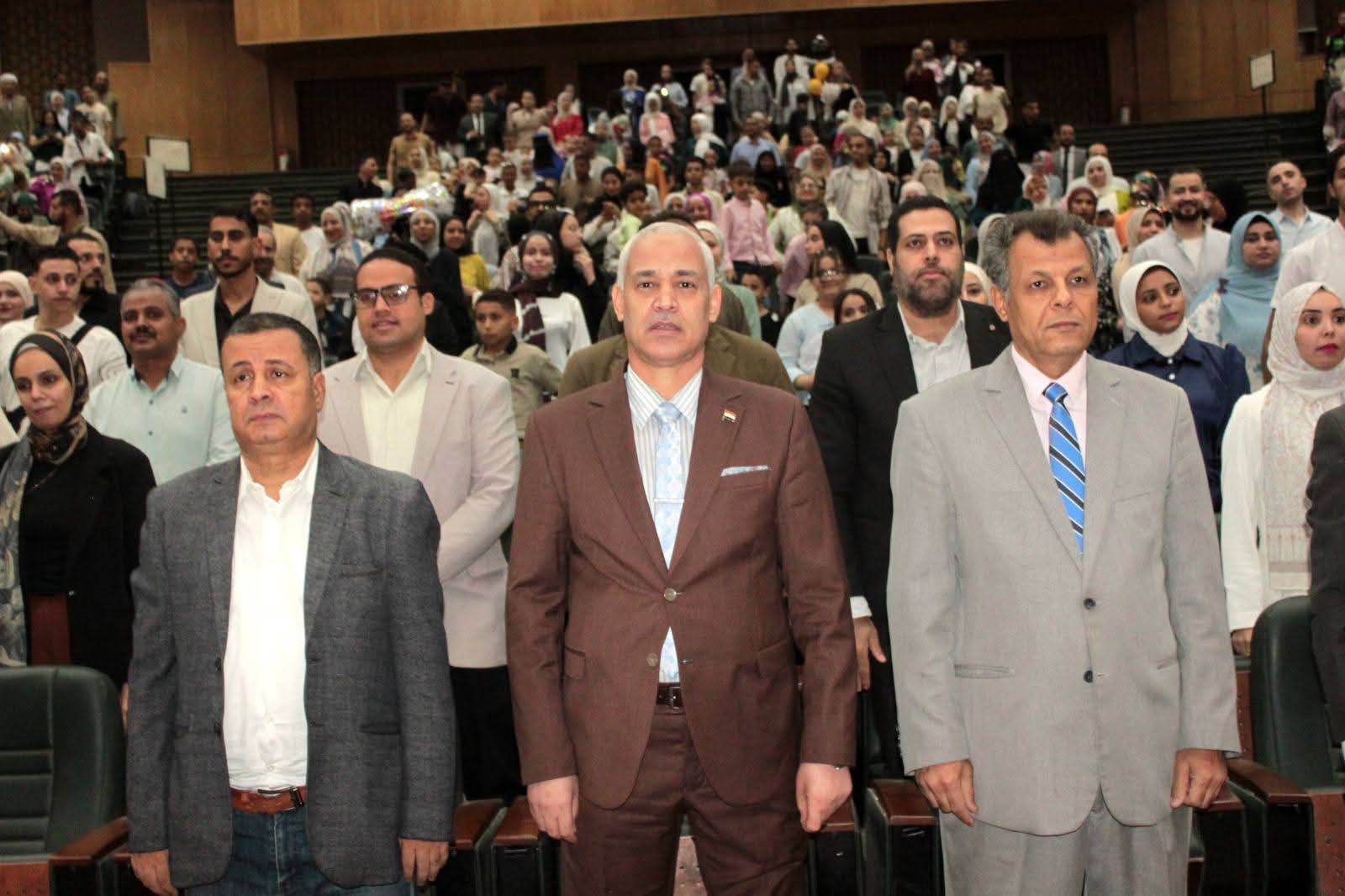 FB IMG 1755510115176 تأجيل مؤتمرات الجامعات جامعة أسيوط تحتفل بتخريج الدفعة الـ 26 من طلاب كلية الآداب موقع في الجامعة