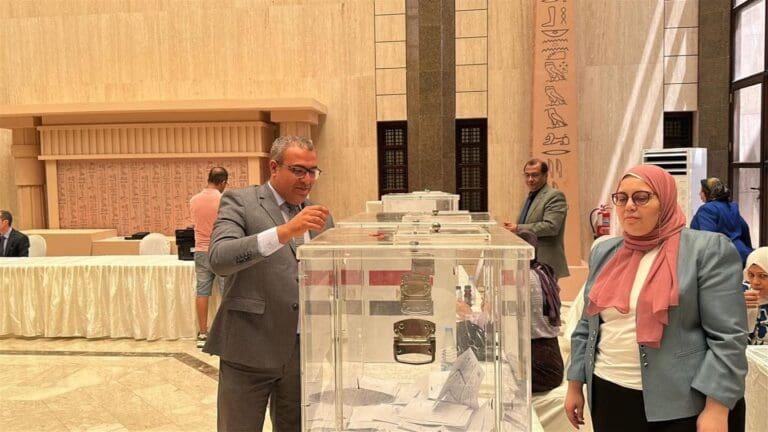 IMG 20250801 WA0227 جامعة الريادة الملحق الثقافي المصري بالسعودية يدلي بصوته في انتخابات مجلس الشيوخ موقع في الجامعة