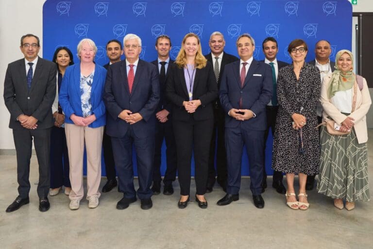 IMG 20250802 WA0079 التعليم التعليم العالي: جامعة الفيوم تتسلم إهداء من «المركز الأوروبي للأبحاث النووية (سيرن)» موقع في الجامعة