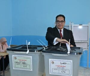 رئيس جامعة القاهرة يدلي بصوته في انتخابات مجلس الشيوخ 2025 3 رئيس جامعة القاهرة يدلي بصوته في انتخابات مجلس الشيوخ 2025