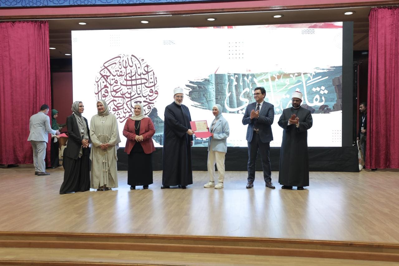 وكيل الأزهر ووزير الثقافة يكرمان الفائزين في الموسم الثاني من مسابقة "ثقافة بلادي"* 1 IMG 20250818 WA0099 وكيل الأزهر وكيل الأزهر ووزير الثقافة يكرمان الفائزين في الموسم الثاني من مسابقة "ثقافة بلادي"* موقع في الجامعة