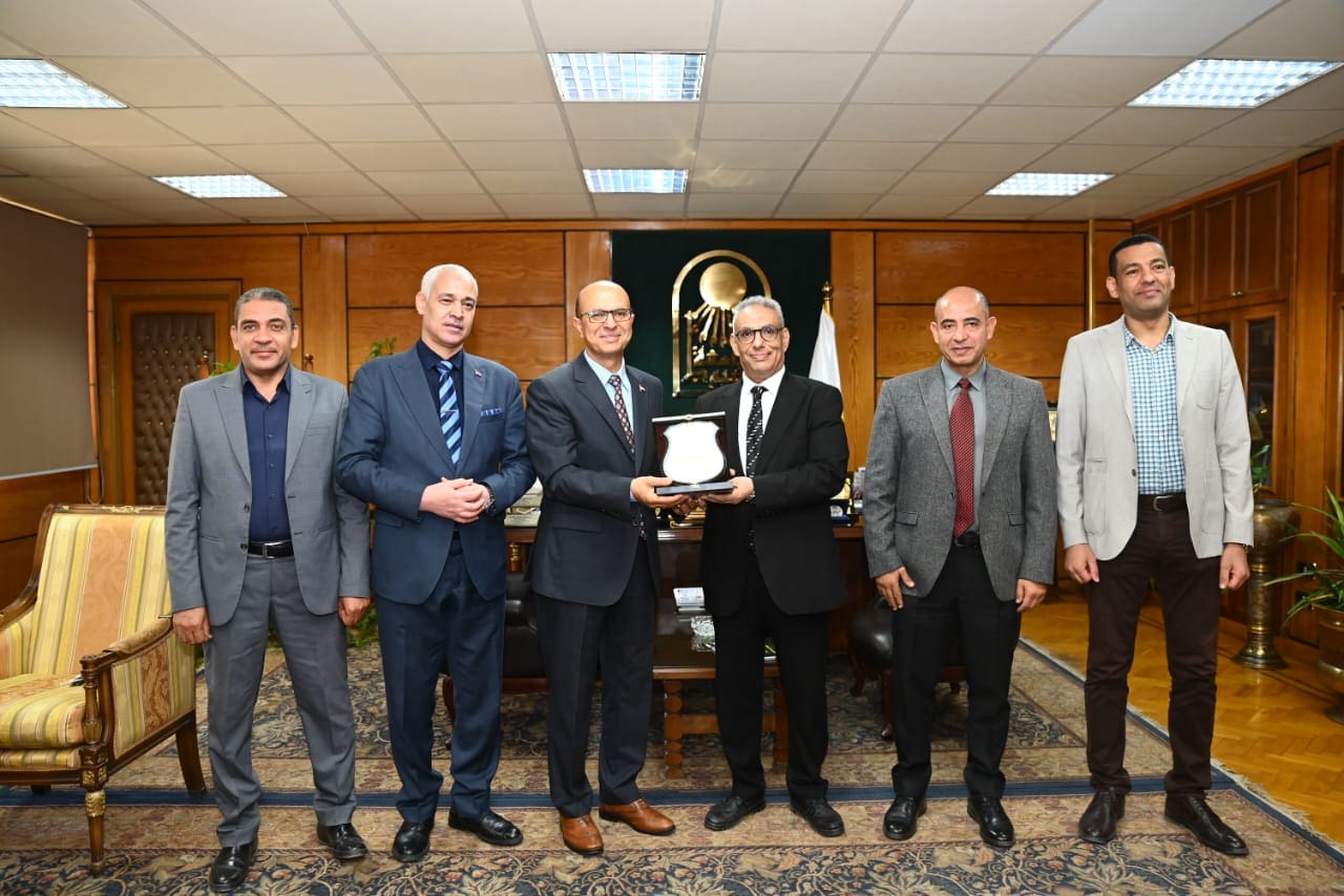IMG 20250819 WA0018 جامعة القاهرة تجارة أسيوط تكرم الدكتور أحمد المنشاوي وتمنحه درع الكلية تقديرًا لدعمه المستمر موقع في الجامعة