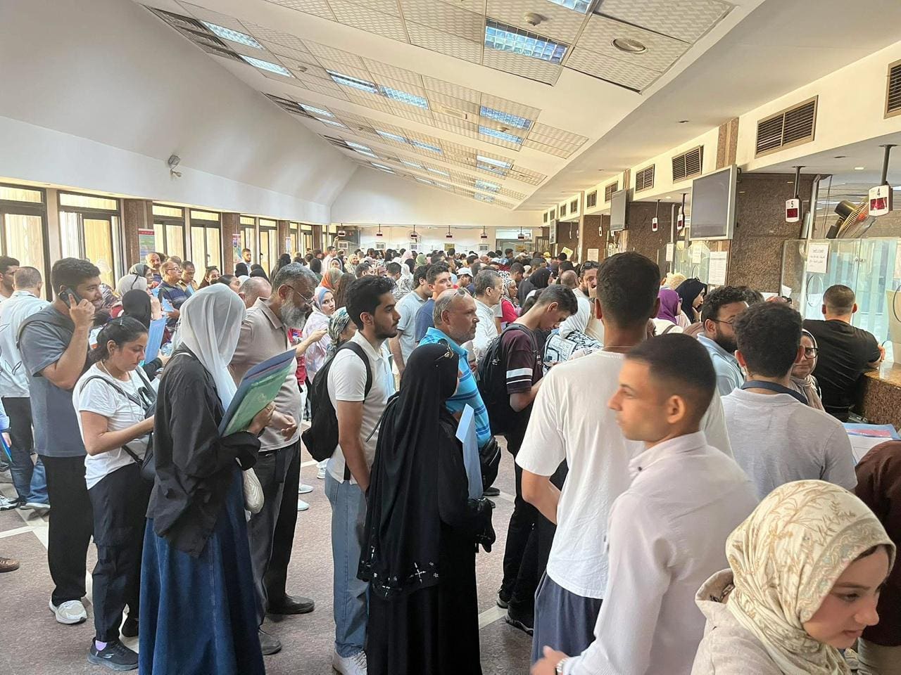 إقبال طلاب الشهادات المعادلة على مكتب التنسيق بجامعة القاهرة مع انطلاق تسجيل الرغبات 1 IMG 20250824 WA0079 الشهادات المعادلة إقبال طلاب الشهادات المعادلة على مكتب التنسيق بجامعة القاهرة مع انطلاق تسجيل الرغبات موقع في الجامعة