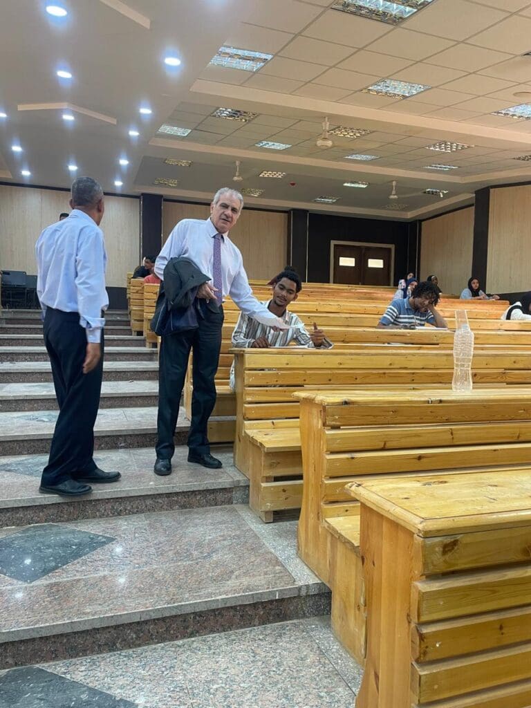 رئيس جامعة أسوان يشيد بانضباط لجان امتحانات كلية الزراعة والموارد الطبيعية 9 IMG 20250824 WA0085 رئيس جامعة أسوان يشيد بانضباط لجان امتحانات كلية الزراعة والموارد الطبيعية موقع في الجامعة