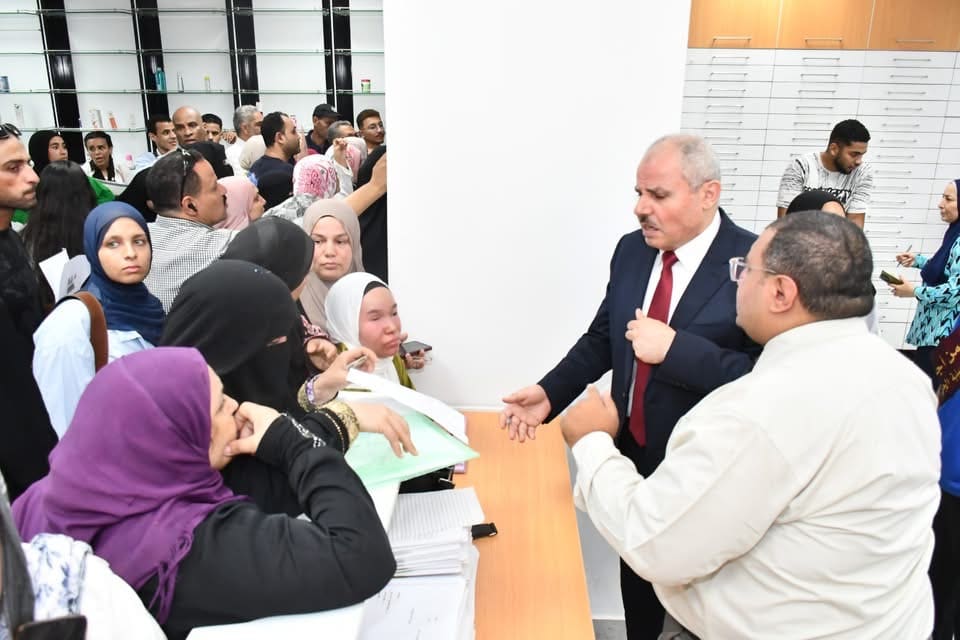 IMG 8009 جامعة قناة السويس رئيس جامعة قناة السويس يواصل جولاته داخل مكتب تنسيق جامعة الإسماعيلية الجديدة الأهلية موقع في الجامعة