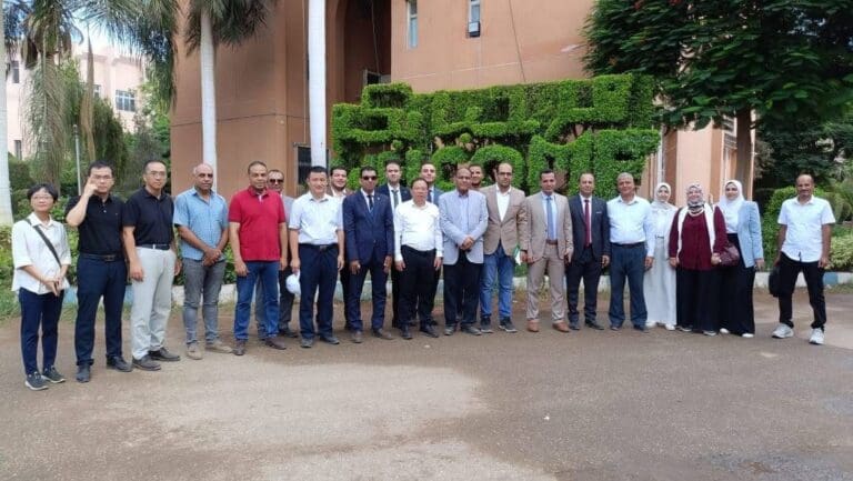 وفد جامعة فوشان الصينية يتفقد المزارع والمعامل البحثية بجامعة بنها 4 IMG 8190 وزير وفد جامعة فوشان الصينية يتفقد المزارع والمعامل البحثية بجامعة بنها موقع في الجامعة