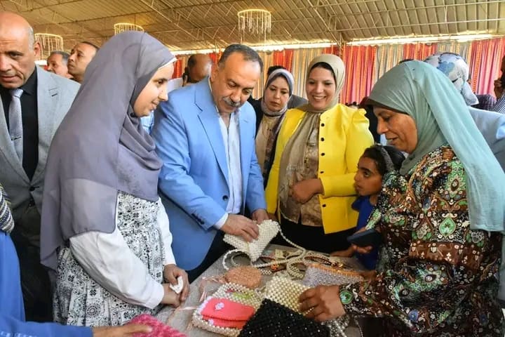 1758286458470 أسيوط محافظ أسيوط يوزع 100 حقيبة مدرسية ومستلزمات للأسر الأولى بالرعاية موقع في الجامعة