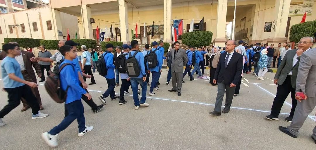 1758436495796 محافظ المنوفية تبدأ عامها الدراسي بتحية العلم.. ومدير التعليم يشارك الطلاب طابور الصباح موقع في الجامعة