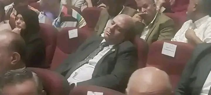 جدل على مواقع التواصل الاجتماعي بسبب صورة لوكيل تعليم قنا.. والوكيل يوضح الحقيقة