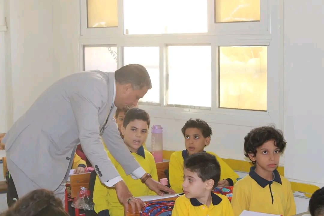 زيارة مفاجئة لوكيل تعليم الجيزة تكشف الانضباط وتطيح بمديرين.. وتكرم المتميزين