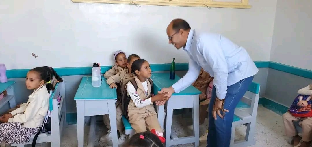 مزاح ولعب وشرح.. مدير إدارة بقنا يهون على الطلاب في بداية العام