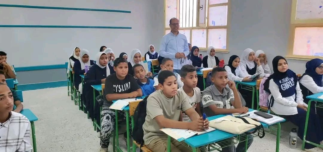 مزاح ولعب وشرح.. مدير إدارة بقنا يهون على الطلاب في بداية العام