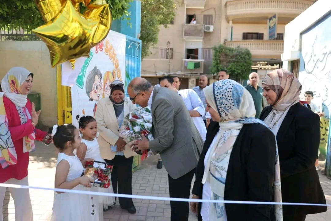 قابلهم بالورود.. كيف تعامل محافظ المنيا خلال جولة تعليمية ببني مزار  