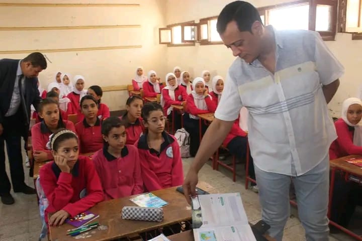 1758564994212 محافظ سوهاج وكيل تعليم سوهاج يتحاور مع الطلاب عن أهمية نظام البكالوريا موقع في الجامعة