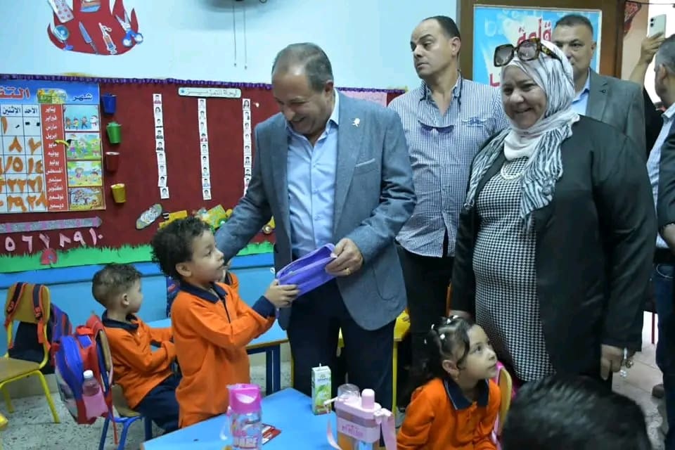 1758615678539 معلم محافظ بورسعيد يوزع حقائب مدرسية على طلاب الضواحي موقع في الجامعة