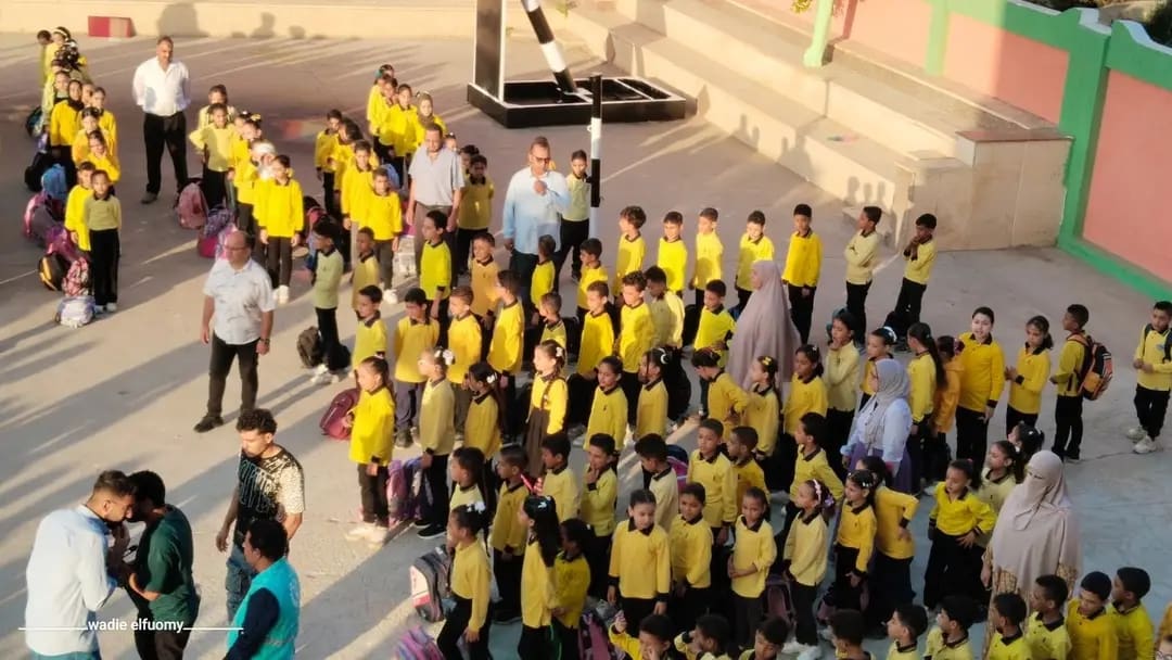 1759045524512 مدير وكيل تعليم دمياط يشارك الطلاب طابور الصباح بمدرسة أبو العز موقع في الجامعة
