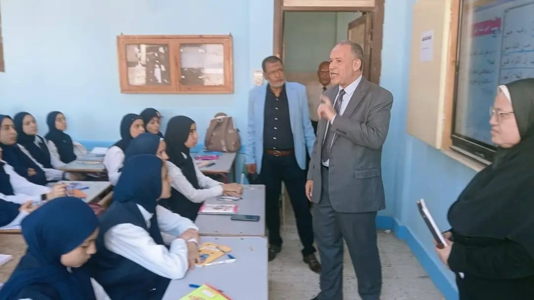 1759046089961 وكيل وكيل تعليم أسيوط يوجه معلمي منفلوط بالالتزام بالمصادر الرسمية موقع في الجامعة