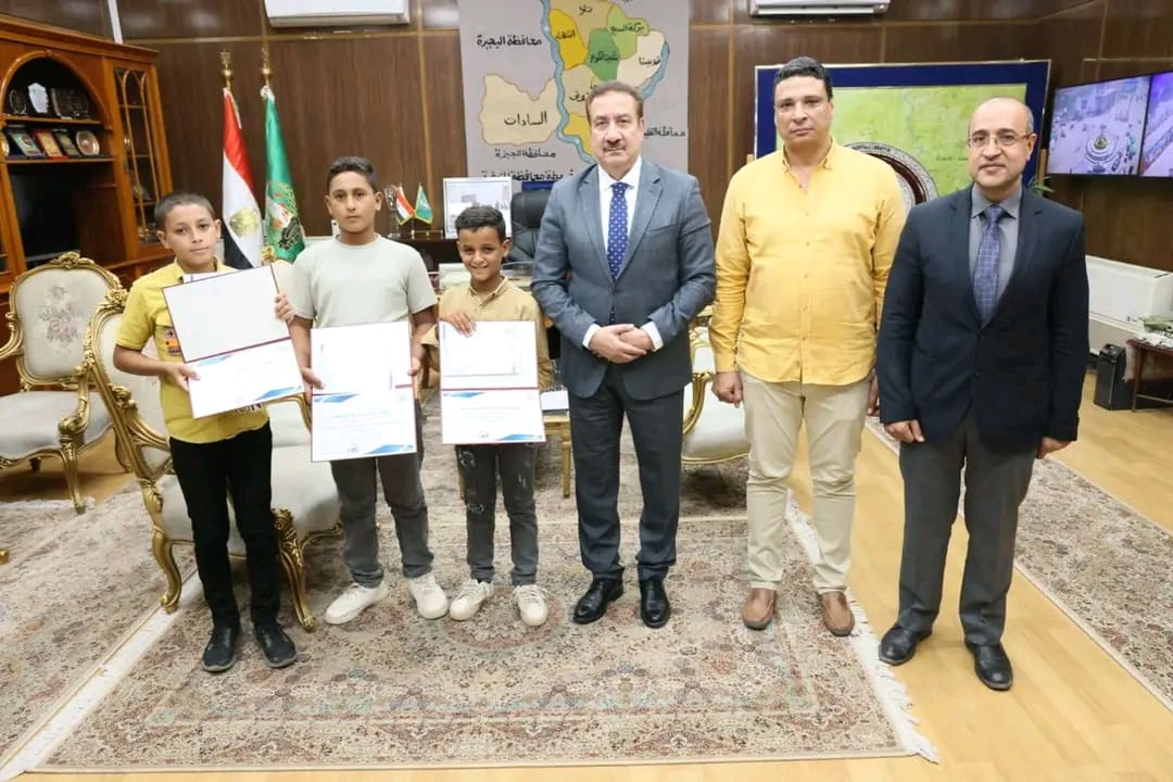 قدوة للنشء والشباب.. محافظ المنوفية يكافئ 3 طلاب لأمانتهم بعد إعادة مبلغ مالي