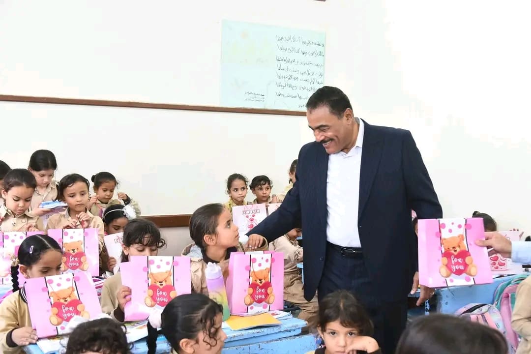1759061524653 أسيوط محافظ مطروح يوزع هدايا مدرسية على طلاب "أم الرخم" موقع في الجامعة