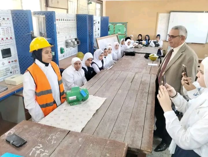 1759067749550 جولة مدير التعليم الفني يطمئن على التدريب العملي داخل ورش المدارس الصناعية ببني سويف موقع في الجامعة
