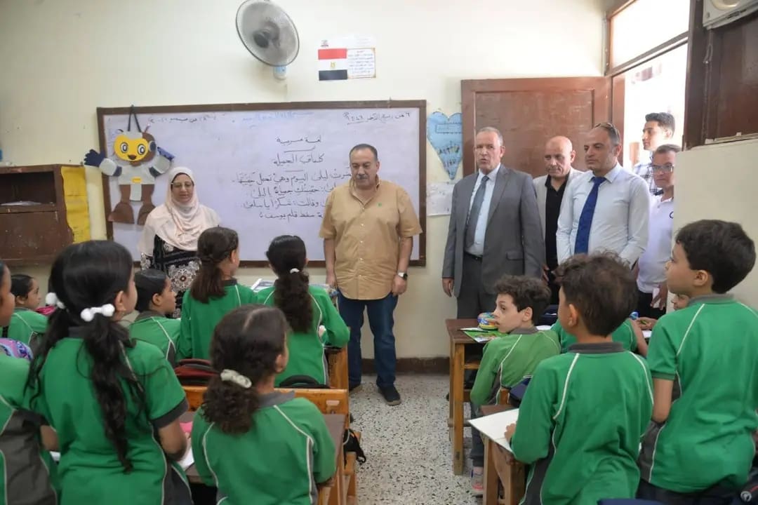 1759134196184 أسيوط خلال جولته.. محافظ أسيوط يتبادل الحوار مع المعلمين والطلاب ويشدد على أهمية داخل الفصل موقع في الجامعة