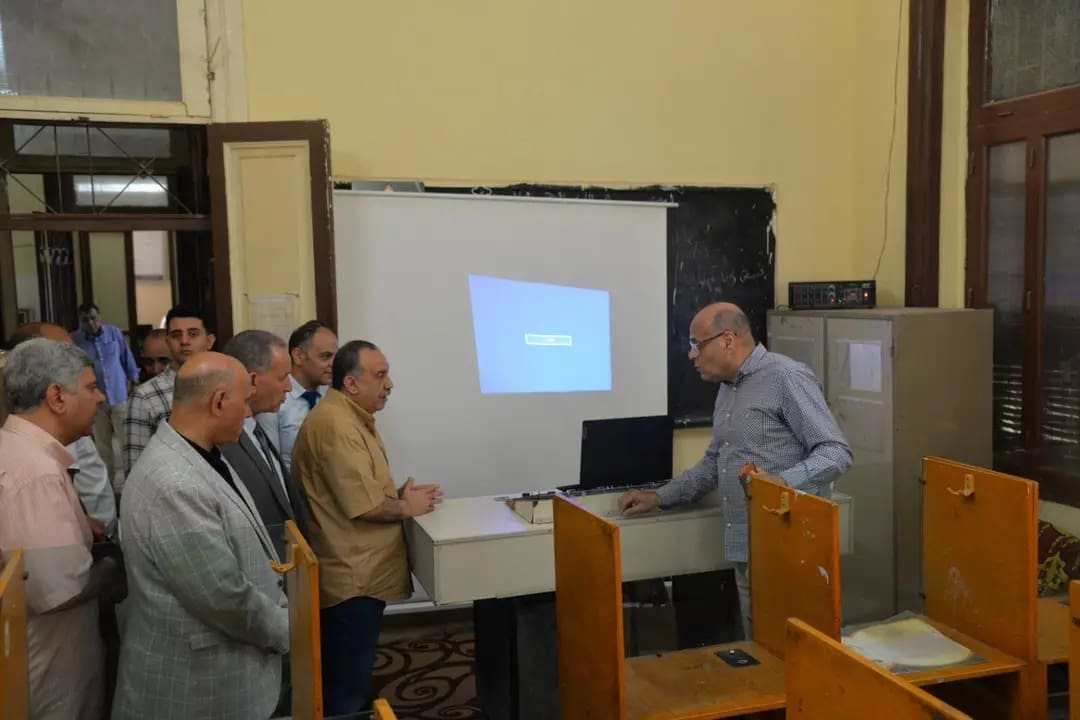 1759134200558 أسيوط محافظ أسيوط يتفقد مدرسة بدر للغات ويشيد بتطوير معامل الصوتيات والحاسب الآلي موقع في الجامعة