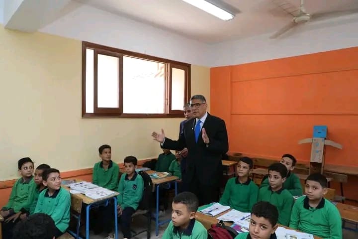1759178323847 التعليم محافظ الجيزة يشارك طلاب أبو النمرس حصصهم الدراسية .. تعليمات هامة لرؤساء الأحياء والمدن موقع في الجامعة