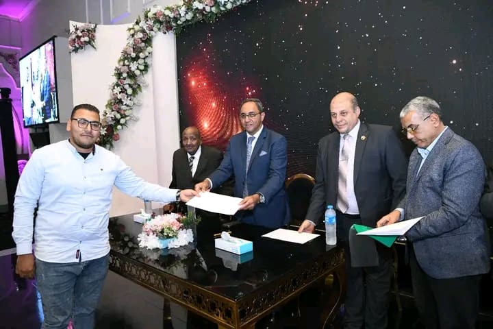 1759250155536 تعليم قنا محافظ قنا يسلم عقود تعيين 733 معلماً مساعداً ضمن مسابقة 30 ألف معلم موقع في الجامعة