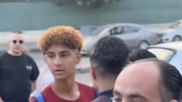 64 طرد طرد طالب من المدرسة بعد صبغ شعره برتقالي على طريقة "حزلقوم" موقع في الجامعة