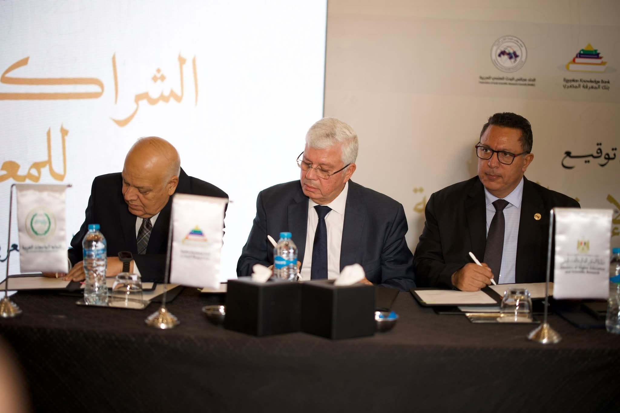 FB IMG 1757235614551 عاشور عاشور يوقع اتفاقيتين استراتيجيتين بين بنك المعرفة المصري واتحاد الجامعات العربية واتحاد مجالس البحث العلمي العربية موقع في الجامعة