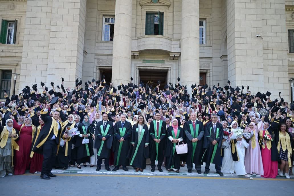 FB IMG 1757660446596 أكاديمية جامعة القاهرة تحتفل بتخريج دفعة 2025 من كلية الطب البيطري بحضور قيادات الجامعة والخبراء موقع في الجامعة