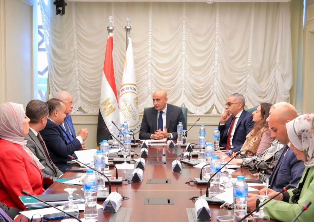 FB IMG 1757681952521 محافظ دمياط وزير التعليم يبحث مع "مصر الخير" تعزيز التعاون للكشف عن ضعاف البصر بين طلاب المدارس موقع في الجامعة
