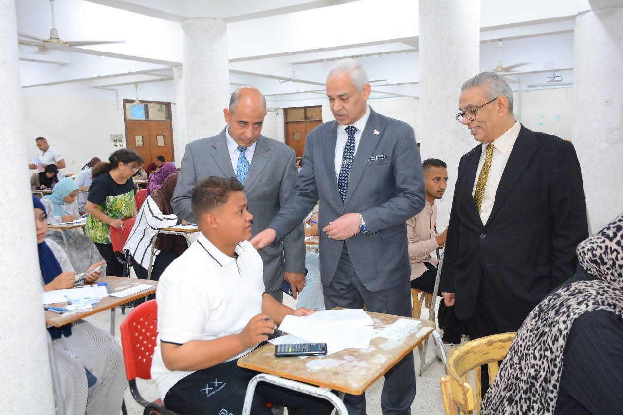 FB IMG 1757845456622 الدبلومات جامعة أسيوط تعقد امتحانات المعادلة لطلاب التعليم الفني للالتحاق بكليات التجارة للعام الجامعي 2025–2026 موقع في الجامعة