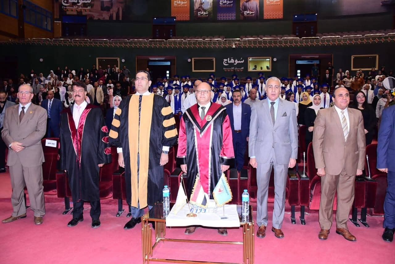 FB IMG 1758031215692 سوهاج تخريج دفعة جديدة من طلاب إدارة الأعمال وتكنولوجيا المعلومات بجامعتي سوهاج والتعلم الإلكتروني موقع في الجامعة