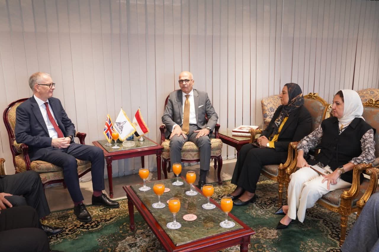 FB IMG 1758040472591 جامعة عين شمس جامعة عين شمس تبحث سبل التعاون الأكاديمي مع جامعة أنجليا روسكين البريطانية موقع في الجامعة