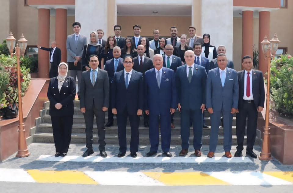 FB IMG 1758175092610 نقيب المعلمين جامعة القاهرة ومجلس الدفاع الوطني يختتمان أول برنامج تدريبي صيفي لطلاب الاقتصاد والسياسة موقع في الجامعة